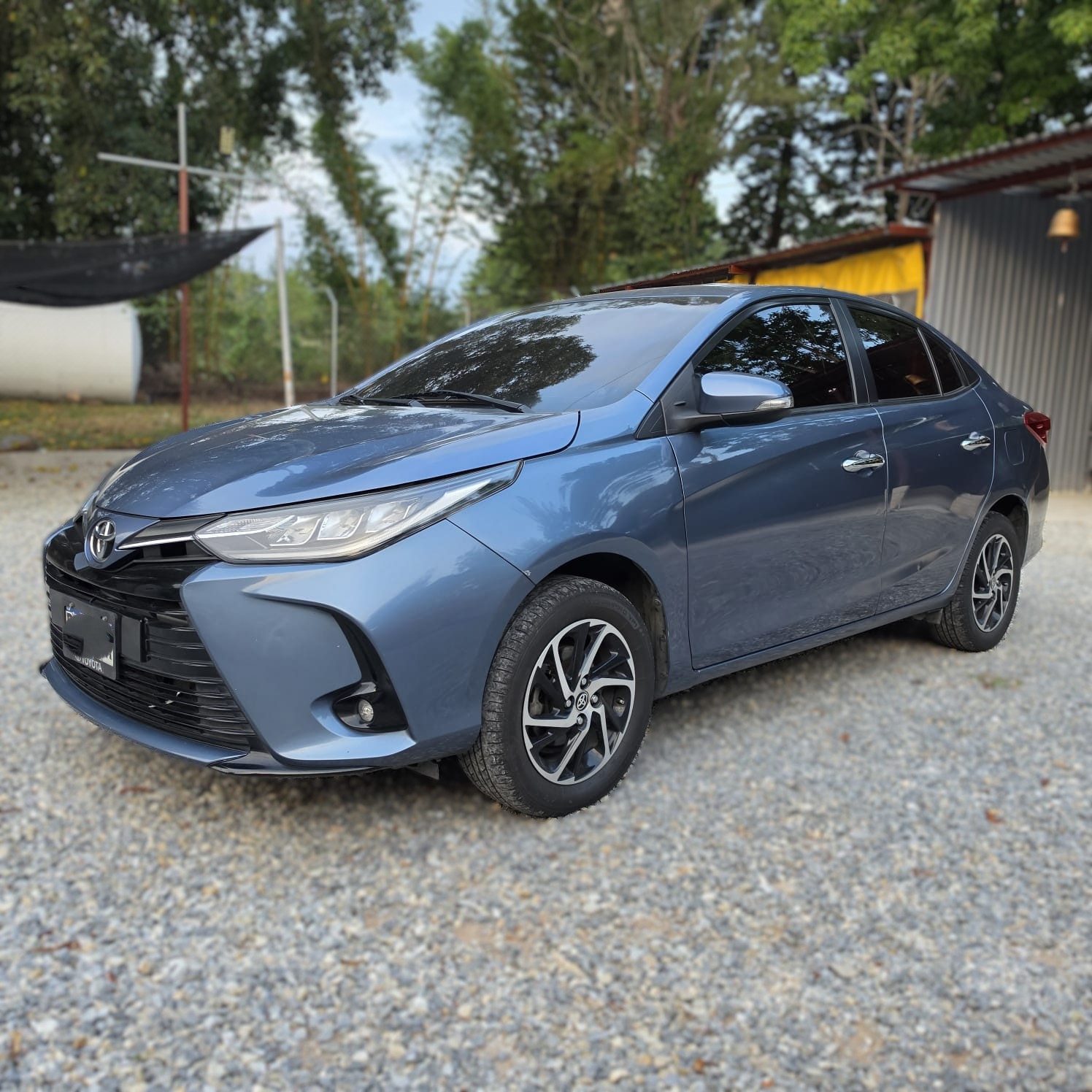 3 Toyota Yaris G Azul 2022 - Imagen 1